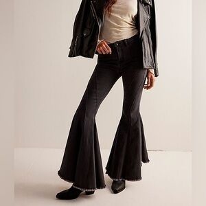 FREE PEOPLE We The Free Twirl On Mid-Rise Crop Flare Jeans